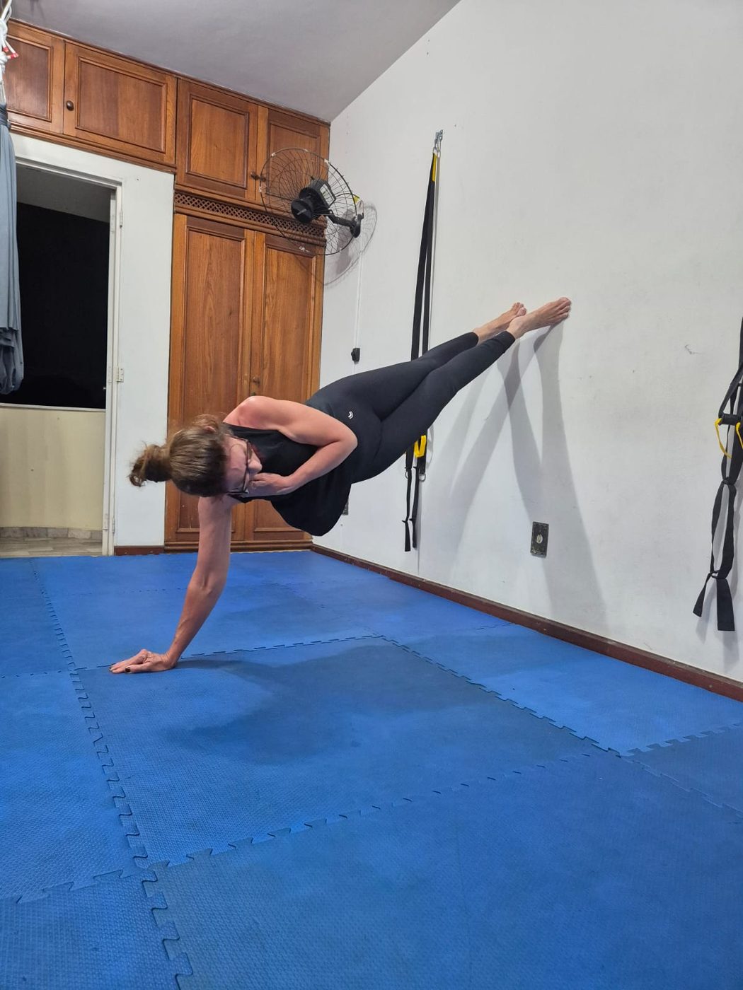 Exercício de prancha suspensa no estúdio