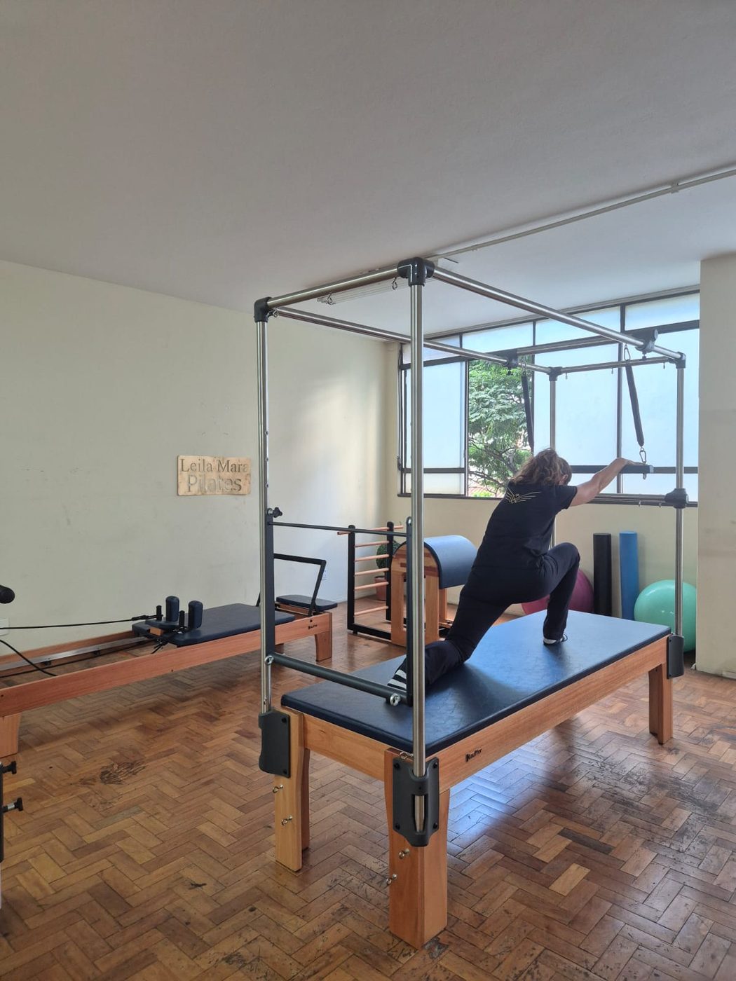 Estúdio de Pilates com aparelho reformer